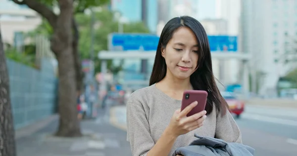 Femeie Citit Telefonul Mobil Din Oraș — Fotografie, imagine de stoc