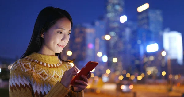 Mulher Usando Telefone Celular Cidade Noite — Fotografia de Stock