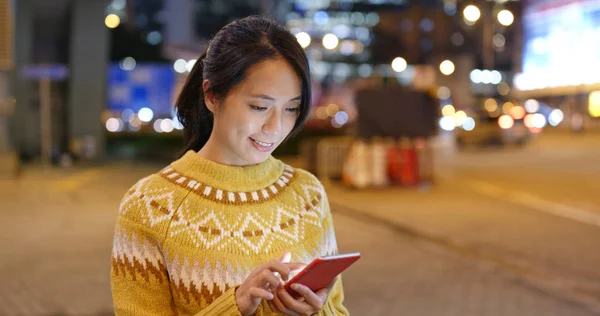 Mulher Usando Telefone Celular Cidade Noite — Fotografia de Stock