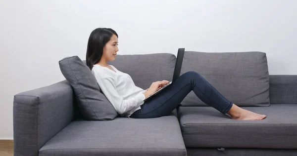 Mujer Trabaja Ordenador Portátil Casa — Foto de Stock