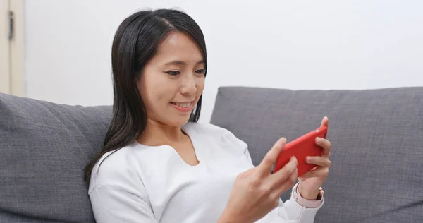 Woman Play Game Cellphone Home — Stock Photo, Image