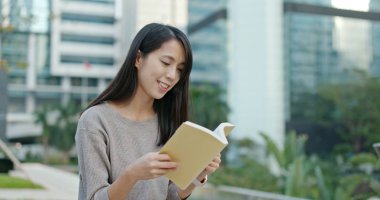 Kitapta yazan kadın.