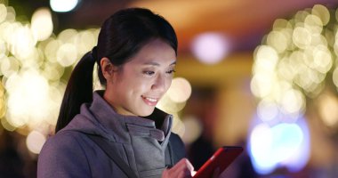 Cep telefonu ile altın ışık kullanan kadın 