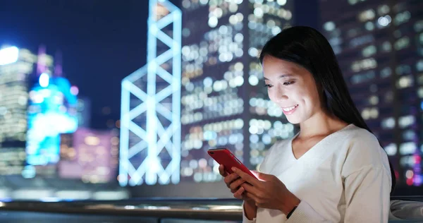 cep telefonuyla şehirde gece kadın