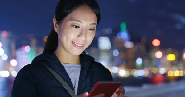 Mulher Asiática Usando Telefone Celular Hong Kong Noite — Fotografia de Stock