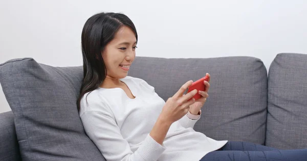 Woman Play Game Cellphone Home — Stock Photo, Image