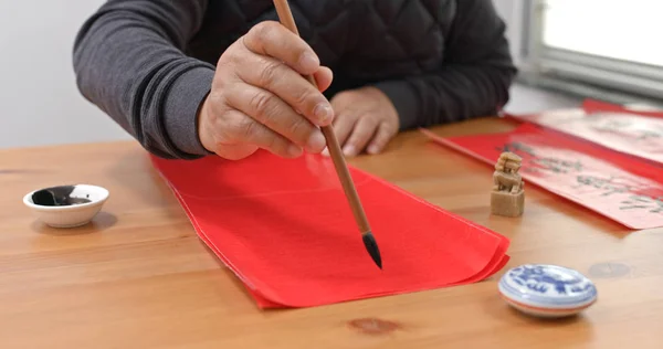 Homem Escreve Caligrafia Chinesa Para Ano Novo Lunar — Fotografia de Stock