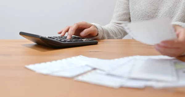 Woman Calculate Expenditure Daily Life — Stock Photo, Image