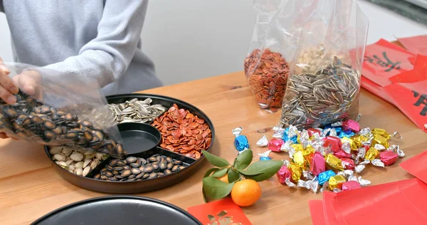 Vrouw Vullen Met Chinese Nieuwjaar Snack Tray — Stockfoto