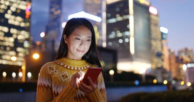 Şehirde cep telefonu kullanan kadın