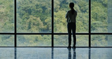 İş kadını Cam pencereye yürümek