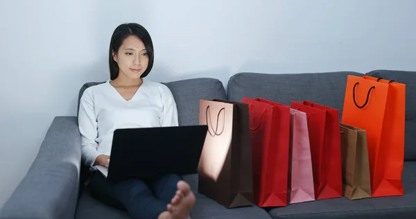 妇女在家里用笔记本电脑进行网上购物 — 图库照片