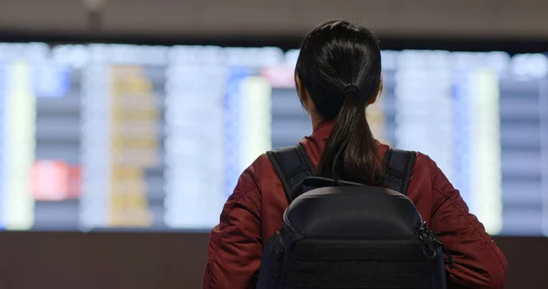 Reis Vrouw Kijken Naar Vluchtnummer Display Board — Stockfoto