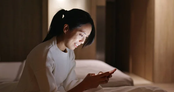 Perempuan Menonton Ponsel Dan Berbaring Tempat Tidur Malam Hari — Stok Foto