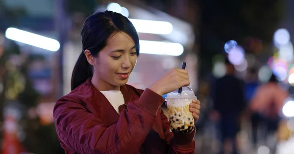 Женщина Наслаждается Ледяной Чай Пузырь Городе Ночью — стоковое фото