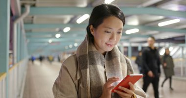 cep telefonuyla şehirde gece kadın