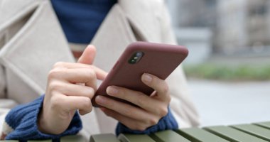 Hareket eden telefon aygıt tutan kadın