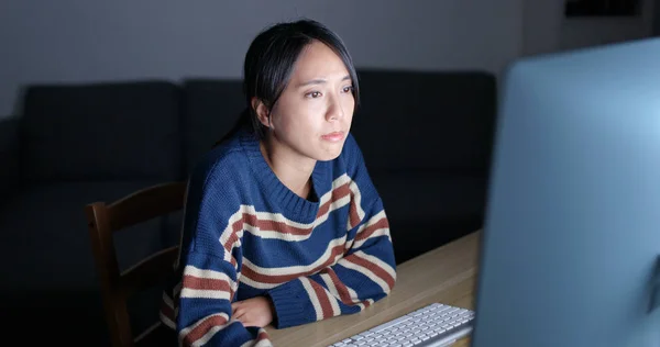 Frau Arbeitet Nachts Computer — Stockfoto