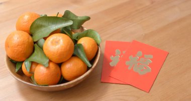 Kırmızı paket Çince kelime ile ay yeni yıl için Mandalina portakal şans anlamına gelir