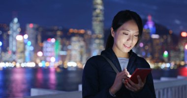 Kadın, gece akıllı telefonu kontrol et.