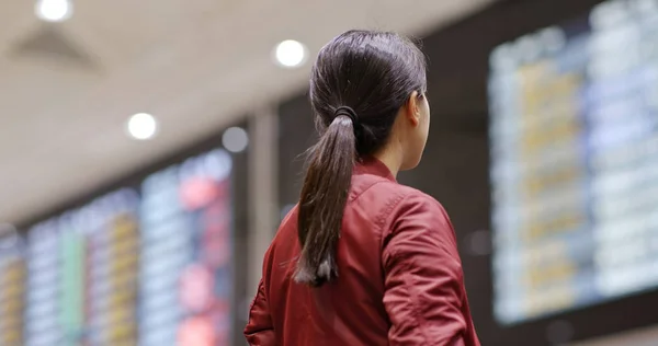 Toeristische Vrouw Kijken Naar Vluchtnummer Display Board Luchthaven — Stockfoto