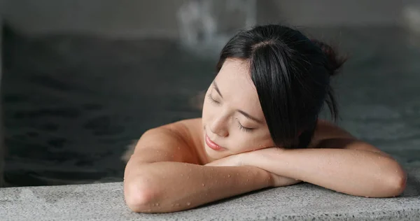 女性は 日本の温泉をお楽しみください — ストック写真