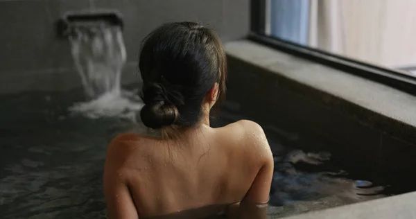 Kvinna Njuta Den Japanska Onsen — Stockfoto