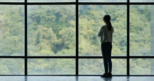 Cam Pencerenin Üzerinden Yürüyen Kadını — Stok fotoğraf