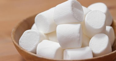 Tahta tabakta beyaz pamuk şekerler