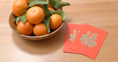 Kırmızı paket Çince kelime ile ay yeni yıl için Mandalina portakal şans anlamına gelir