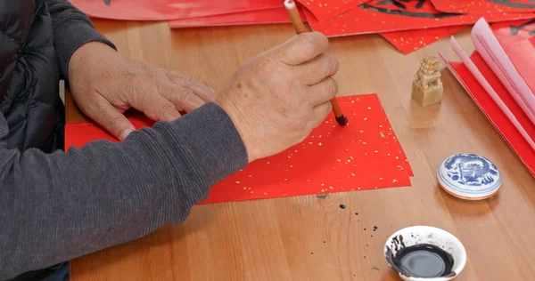 Homem Escreve Caligrafia Chinesa Para Ano Novo Lunar — Fotografia de Stock