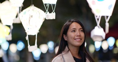 Çinli kadın göz fenerler gece