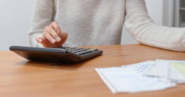 Ev hanımı evdeki harcamaları hesaplar.