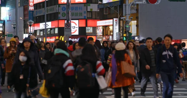 Taipei Taiwan Dezembro 2018 Pessoas Atravessam Estrada Cidade Taipei Noite — Fotografia de Stock