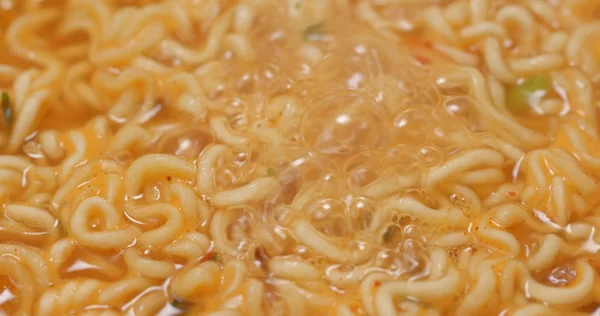 スパイシーなインスタントラーメンを調理する — ストック写真