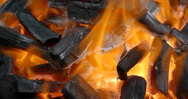 炭火バーベキューの火のクローズ アップ — ストック写真