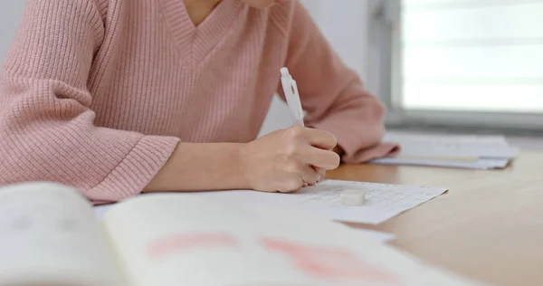 Donna Scrivere Sul Libro Casa — Foto Stock