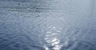 Güneş ışığı parlaması ile su dalgalanması