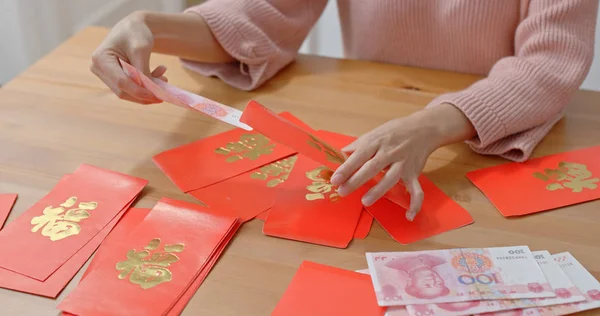 Vrouw Vullen Geld Rood Pakje Voor Maan Nieuw Jaar — Stockfoto