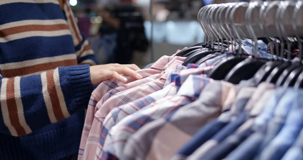 Mujer Compras Ropa Diseñador Moda Armario Navegación —  Fotos de Stock