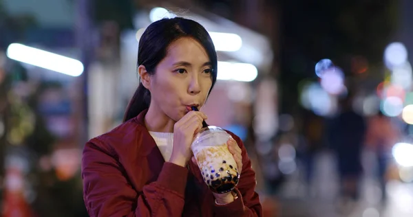 Frau Trinkt Taiwan Eistee Auf Dem Nachtmarkt — Stockfoto