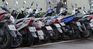 Taipei, Tayvan - 27 Aralık 2018: Şehirde scooter park etme