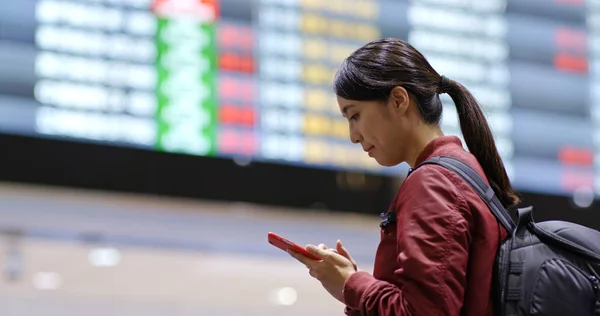 Woman Using Mobile Phone Check Flight Number Airport — Stockfoto