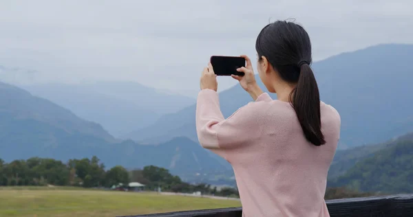 女性は台東で鹿野高原に携帯電話で写真を撮る — ストック写真