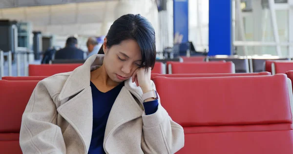 Женщина Спит Зоне Ожидания Аэропорту — стоковое фото