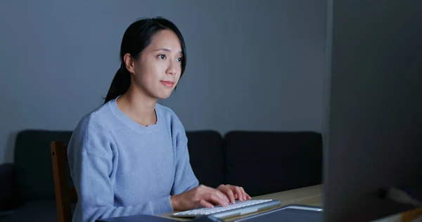 Ασιατικές Γυναίκα Εργασία Στον Υπολογιστή Στο Σπίτι — Φωτογραφία Αρχείου