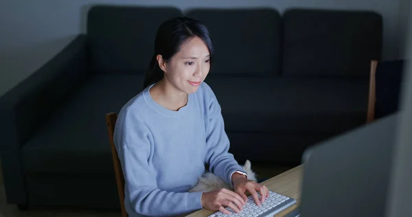 Mujer Trabaja Computadora Por Noche —  Fotos de Stock