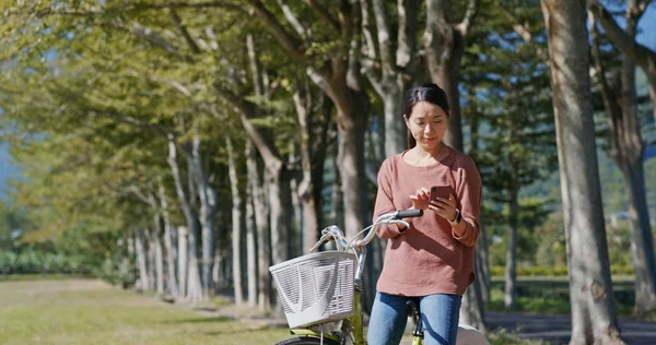 Femme Faire Vélo Dans Campagne Utilisant Téléphone Mobile Pour Rechercher — Photo