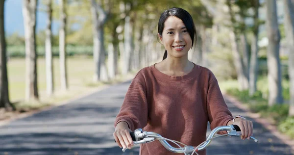 Mujer Montar Bicicleta Campo —  Fotos de Stock