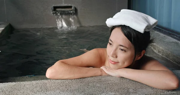 アジアの女性は 温泉をお楽しみください — ストック写真